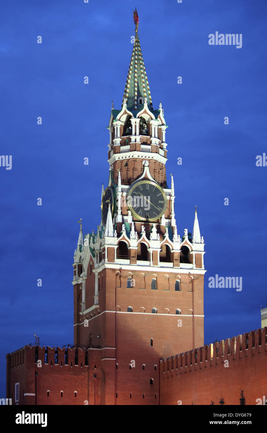 Torre Spasskaya del Cremlino di Mosca di notte Foto Stock