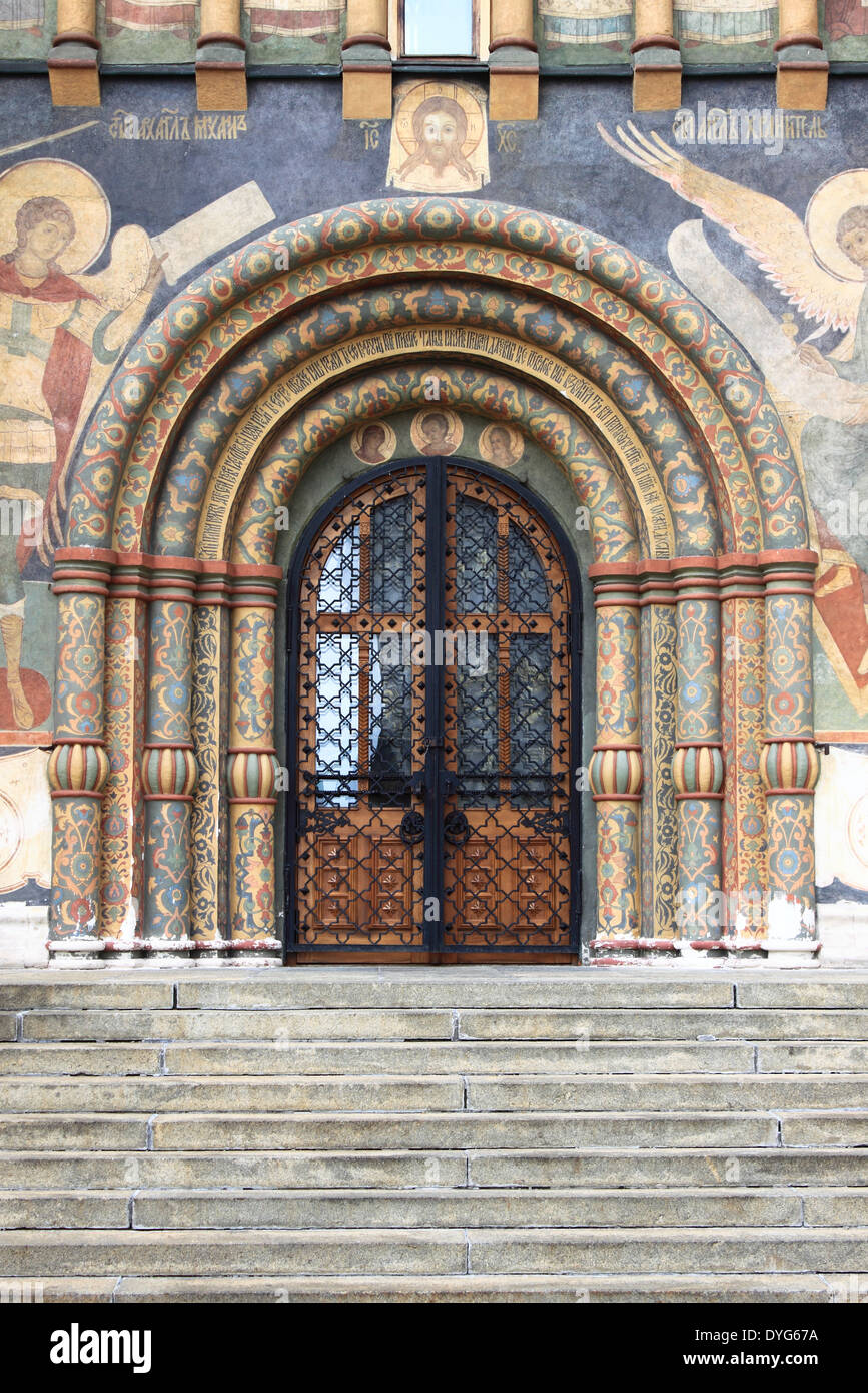 Porta di ingresso della cattedrale della Dormizione nel Cremlino di Mosca, Russia Foto Stock