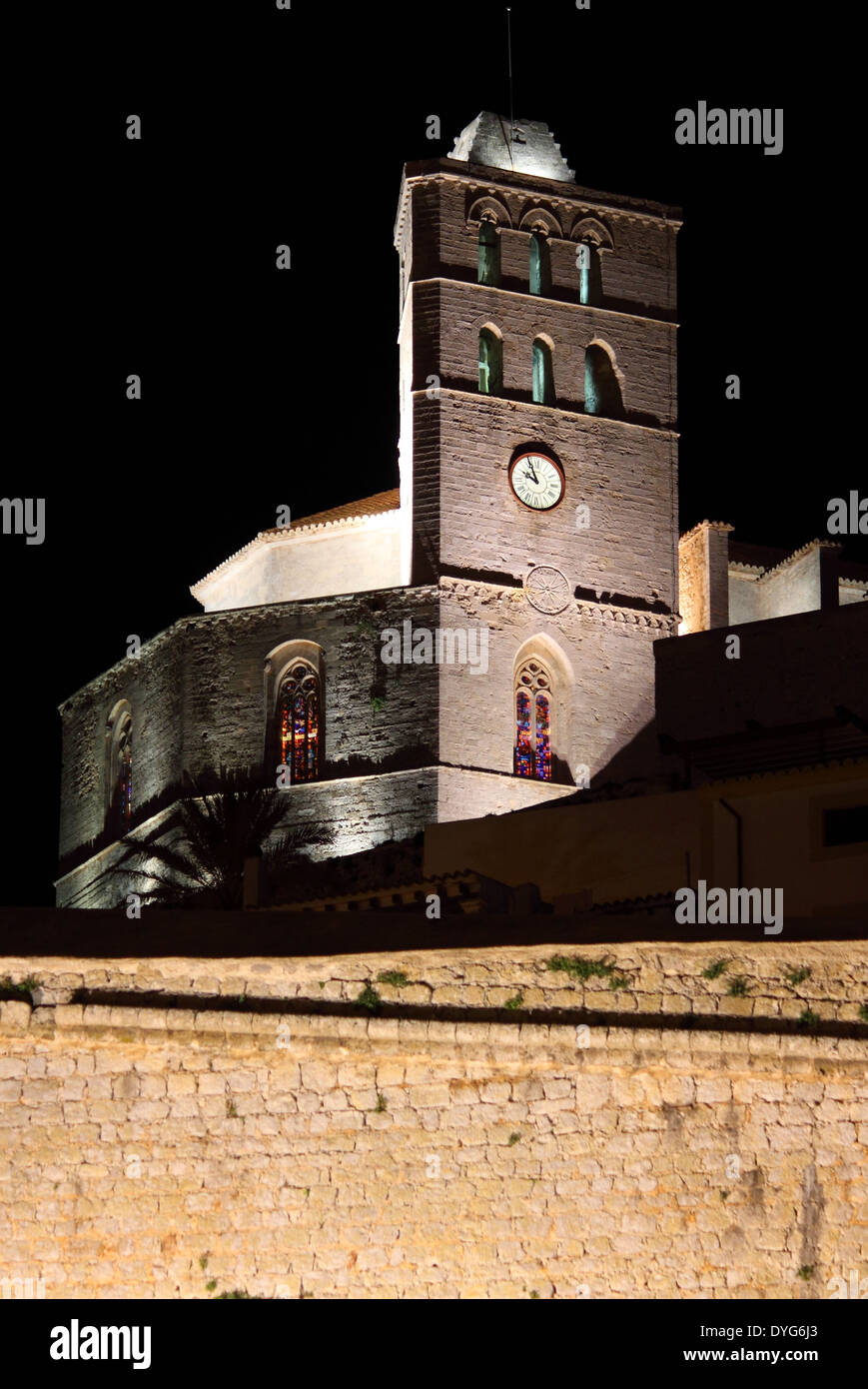 Vista notturna della Cattedrale di Santa Maria a Ibiza, Spagna Foto Stock