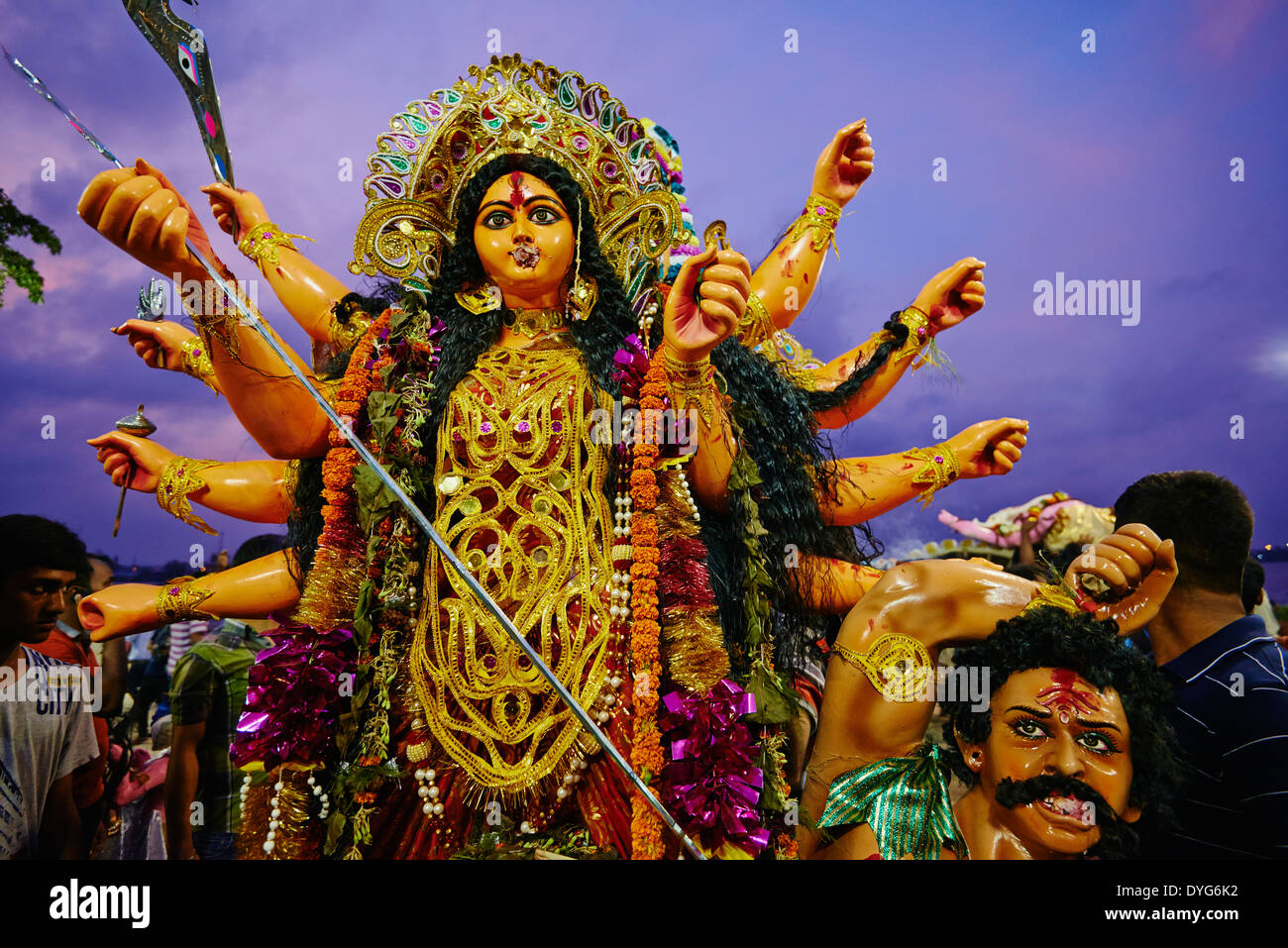 India Bengala Occidentale, Calcutta, Calcutta, alla fine di Durga Puja gli idoli sono buttato fuori per il Fiume Hooghly Foto Stock