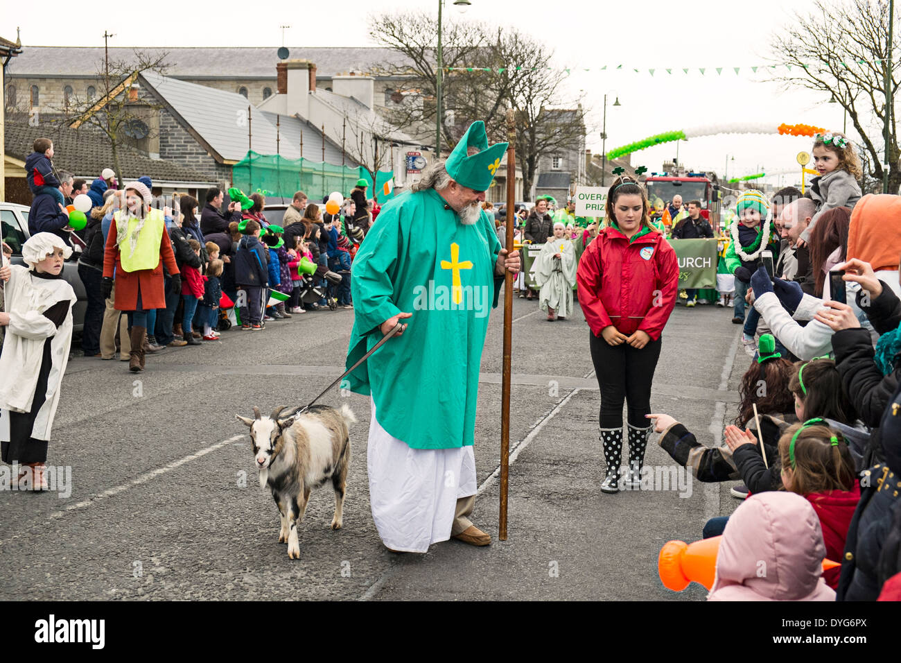 Il giorno di San Patrizio parade - Patrick con la sua capra. Leggenda locale a Skerries, Dublino, Irlanda dice che gli abitanti del villaggio hanno mangiato la sua capra Foto Stock