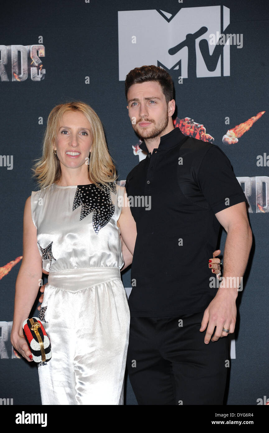Los Angeles, California, USA. Xiii Apr, 2014. British film del regista Sam Taylor-Wood (L, sfumature di grigio) e suo marito, attore britannico Aaron Taylor-Johnson arriva per il 2014 MTV Movie Awards presso il Nokia Theatre di Los Angeles, California, Stati Uniti d'America, 13 aprile 2014. Foto: Hubert Boesl/dpa/Alamy Live News Foto Stock