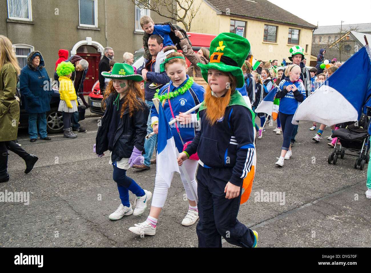 Saint Patricks Day parade - Skerries, Dublino, Irlanda - i bambini divertendosi Foto Stock