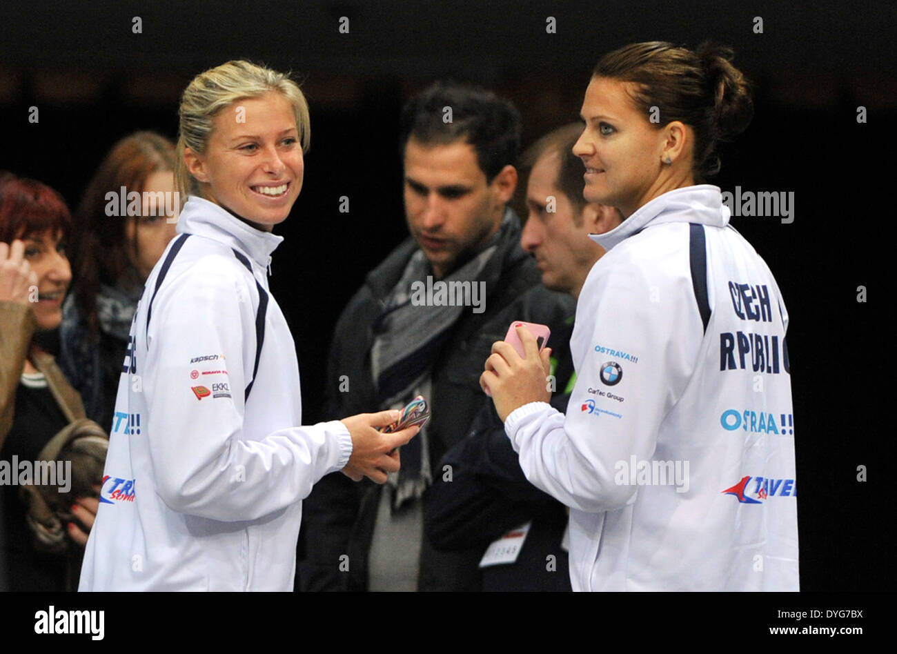 Ostrava, Repubblica Ceca. Xvii Apr, 2014. Da sinistra: Ceca i giocatori di tennis Andrea Hlavackova e Lucie SAFAROVA sono visti durante un corso di formazione tecnica per la Fed Cup semifinale partita Repubblica Ceca vs Italia a Ostrava, Repubblica ceca, 17 aprile 2014. © Jaroslav Ozana/CTK foto/Alamy Live News Foto Stock