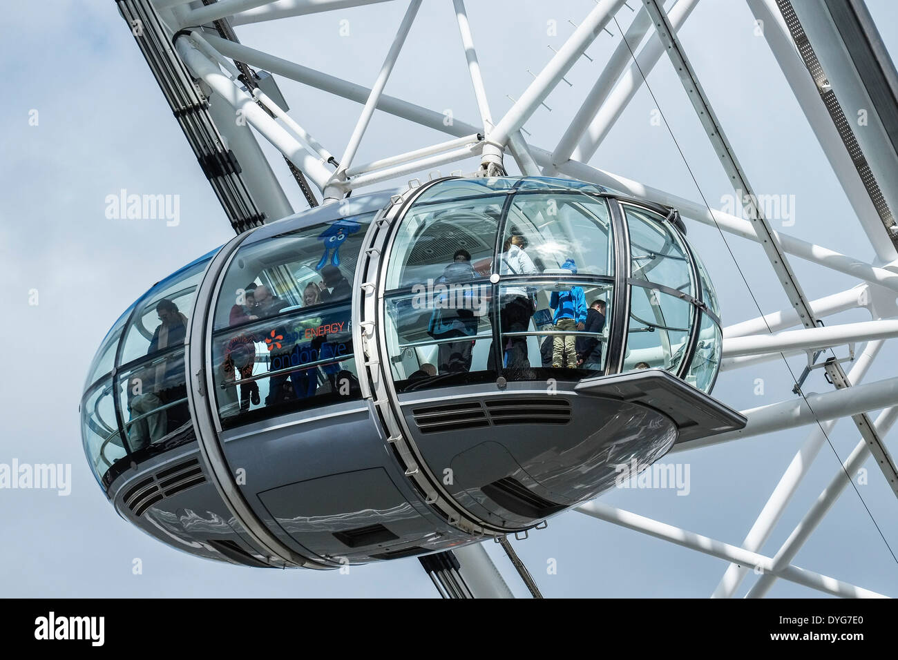 Turisti che si godono di equitazione in una capsula di passeggero del London Eye. Foto Stock
