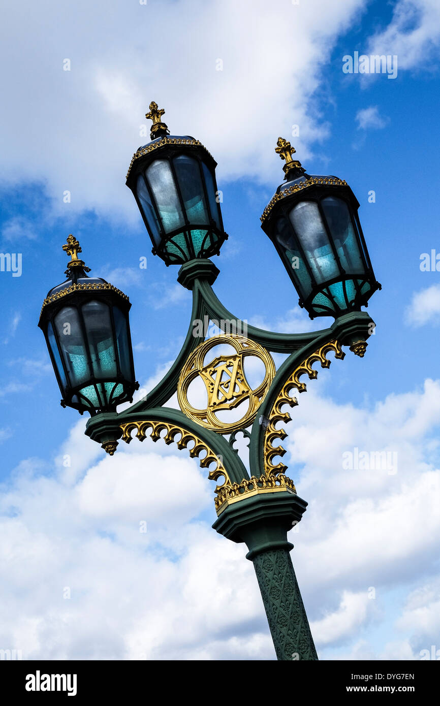 Gli ornati luci sul Westminster Bridge di Londra. Foto Stock