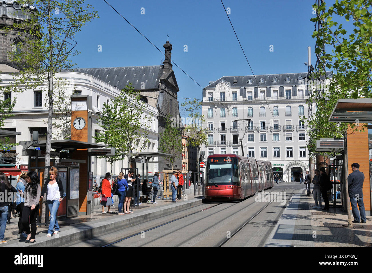 Tramvia Jaude square Clermont-Ferrand Puy-de-Dome Auvergne Francia Foto Stock