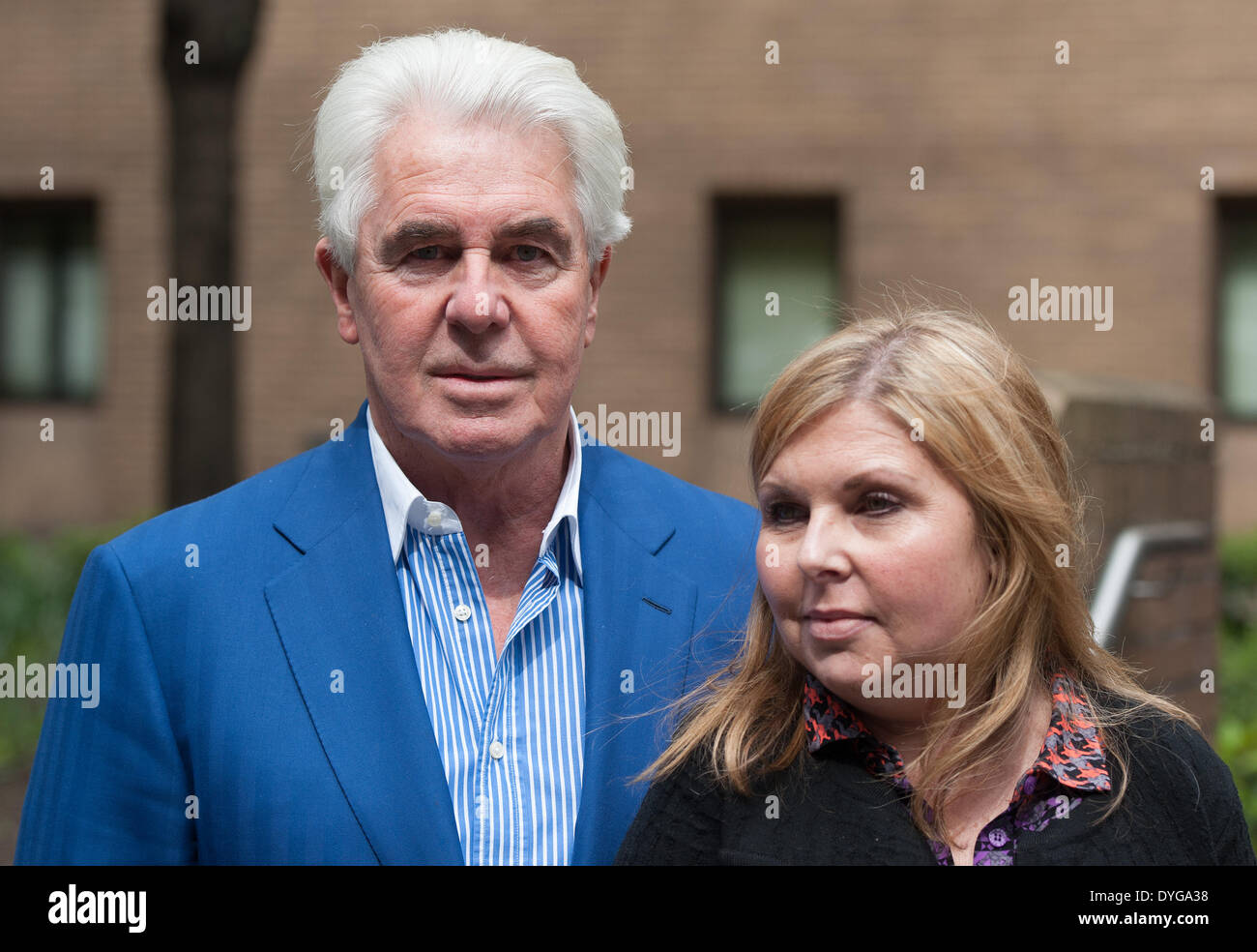 Londra, Regno Unito. Il 17 aprile 2014. Pubblicista Max Clifford (L) lascia Southwark Crown Court con la figlia Louise (R) del giorno quando un verdetto è possibile nel suo caso, giovedì 17 aprile, 2014. Egli è in prova per 11 conteggi di assalto indecente. Credito: Heloise/Alamy Live News Foto Stock