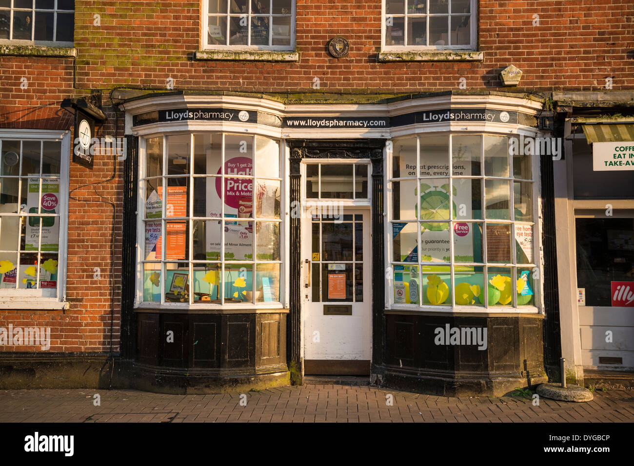 Lloyds Pharmacy, Epsom High Street, Surrey, England, Regno Unito Foto Stock