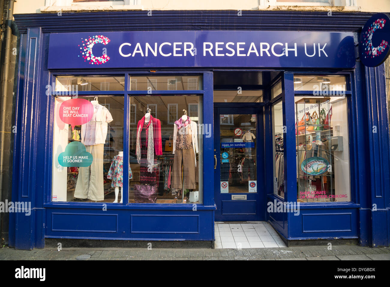 La ricerca sul cancro carità shop, Epsom High Street, Surrey, England, Regno Unito Foto Stock