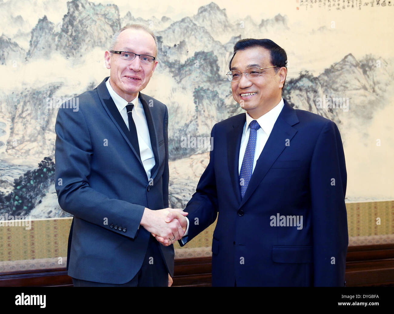 Pechino, Cina. Xvii Apr, 2014. Il premier cinese LI Keqiang (R) soddisfa con Robert Thomson, Chief Executive di News Corp, a Pechino, capitale della Cina, 17 aprile 2014. © Yao Dawei/Xinhua/Alamy Live News Foto Stock