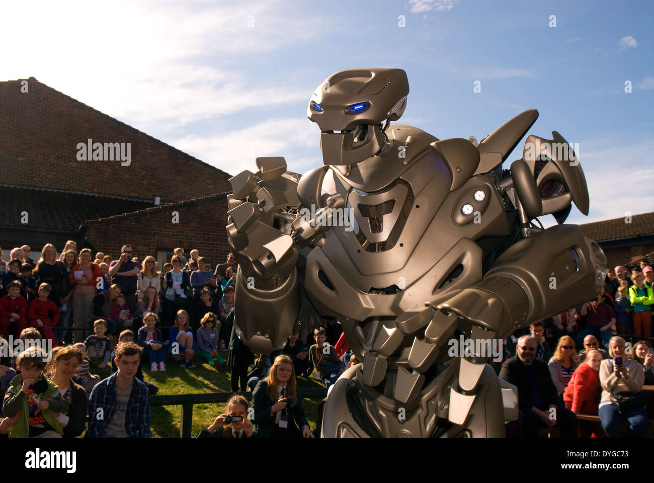 Titan il robot che appare in corrispondenza del gambo (Scienza, Tecnologia, Ingegneria Matematica) Festival, Liphook, Hampshire, Regno Unito. Foto Stock