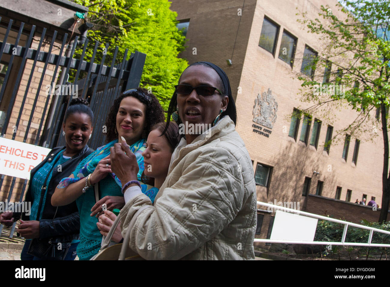 Londra, 17 aprile 2014. Carly Baker, accusata di aver manipolato le merci rubate in The Cumberland Hotel Hammer attacco, in cui una donna è stata lasciata con estesi danni cerebrali, foglie Southwark Crown Court avente stato salvato a comparire in luglio. Credito: Paolo Davey/Alamy Live News Foto Stock