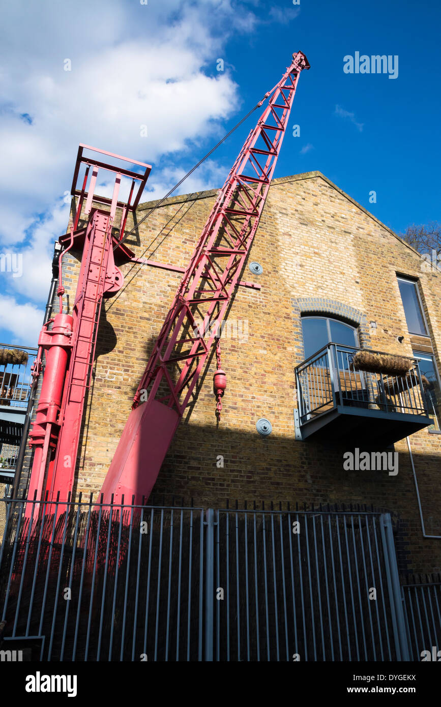 House e la storica gru in Rotherhithe Street, Londra, Regno Unito Foto Stock