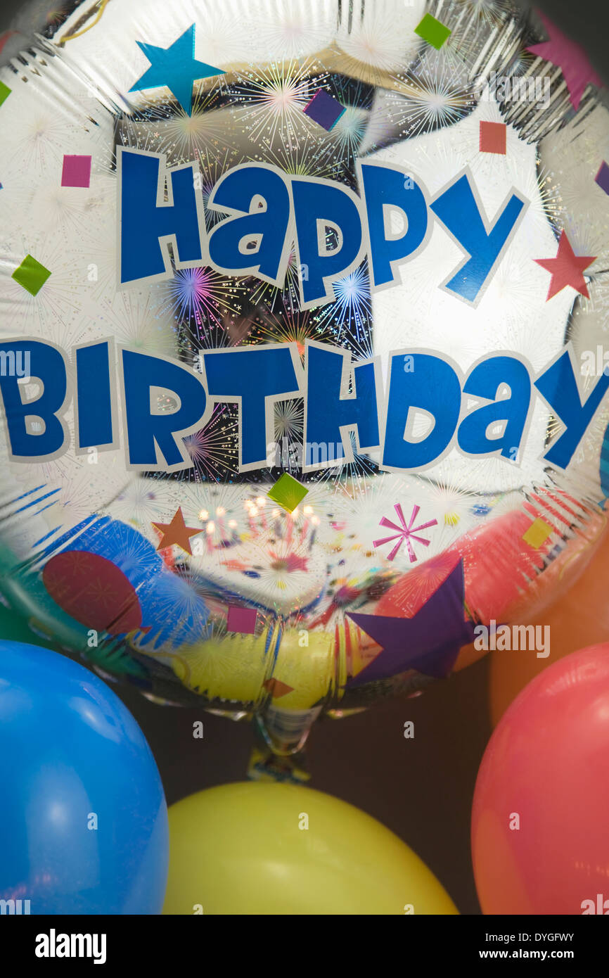 Parte di elio palloncini con buon compleanno sul palloncino, Foto Stock