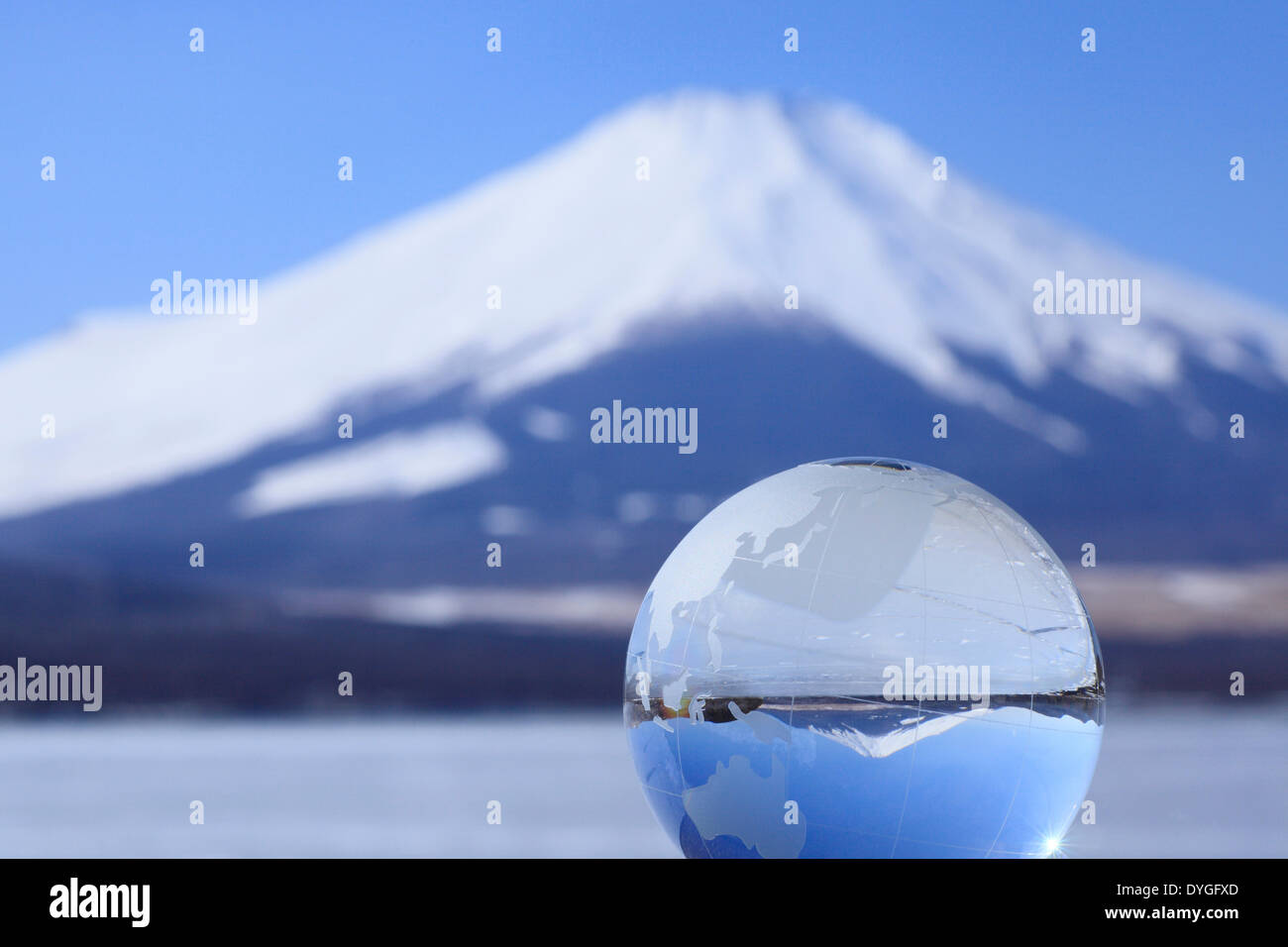 Globo di vetro e il Monte Fuji Foto Stock