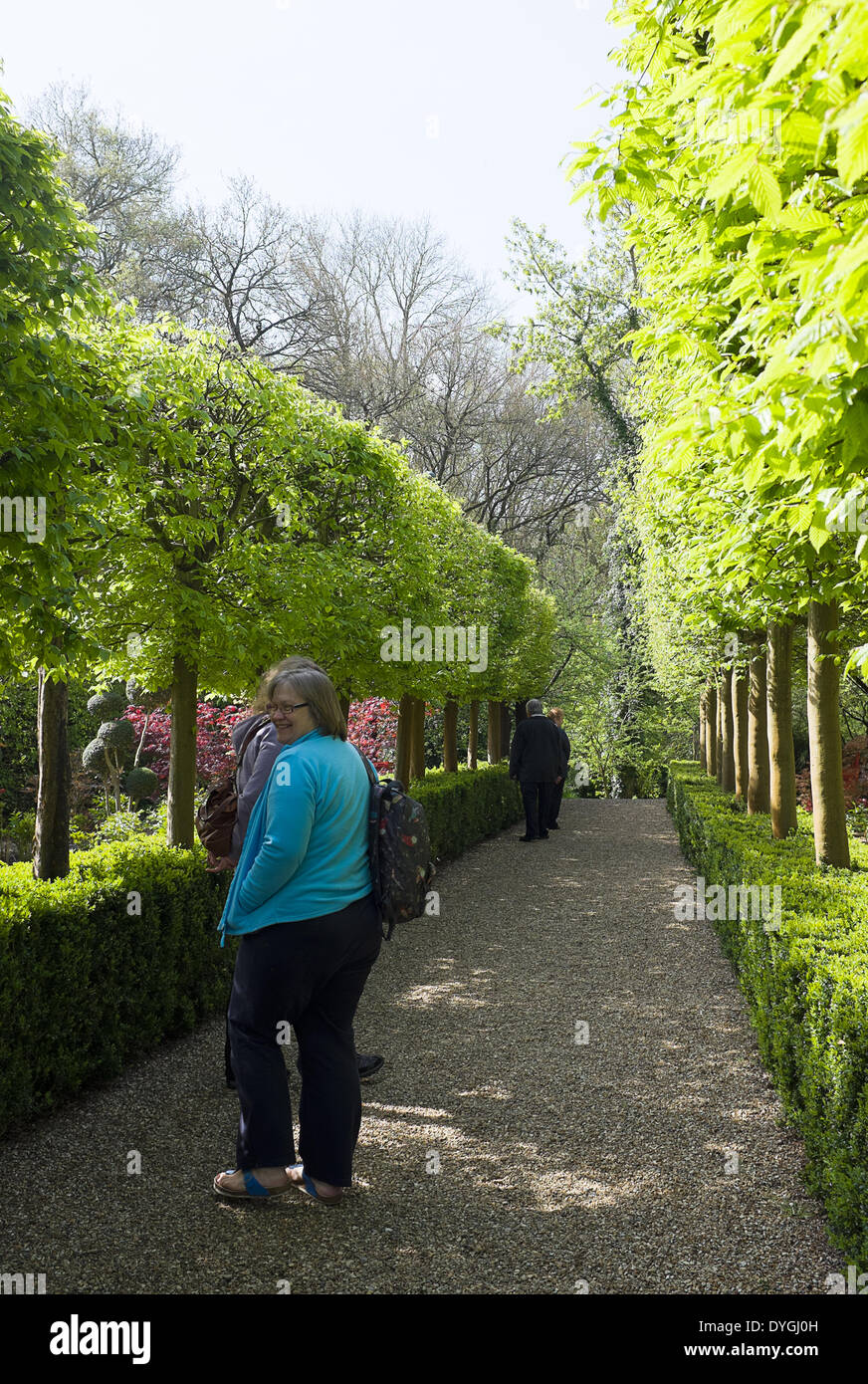 I visitatori a West Casa Verde Giardini nel sole primaverile Foto Stock