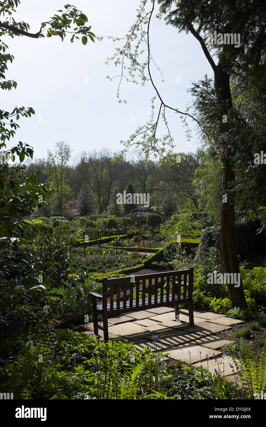 Il giardini premiati a West Green House come si vede nel sole di Pasqua da un banco che si affaccia sul giardino murato Foto Stock