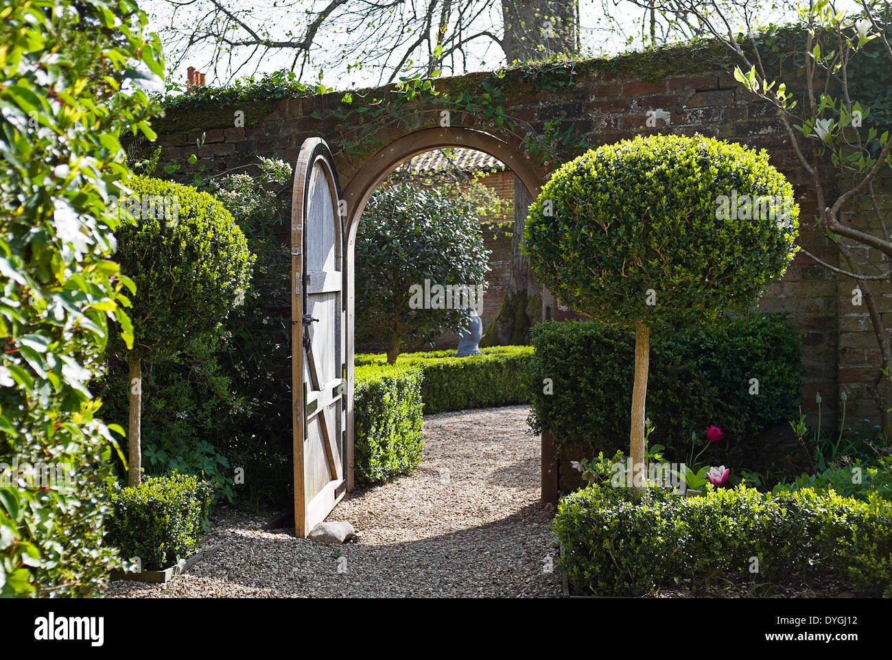 Il giardini premiati a West Green House dove una porta aperta attrae i visitatori Foto Stock
