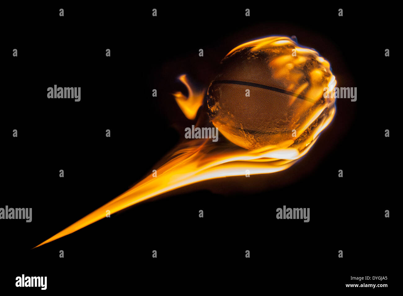 Flaming basket battenti nelle tenebre. Foto Stock