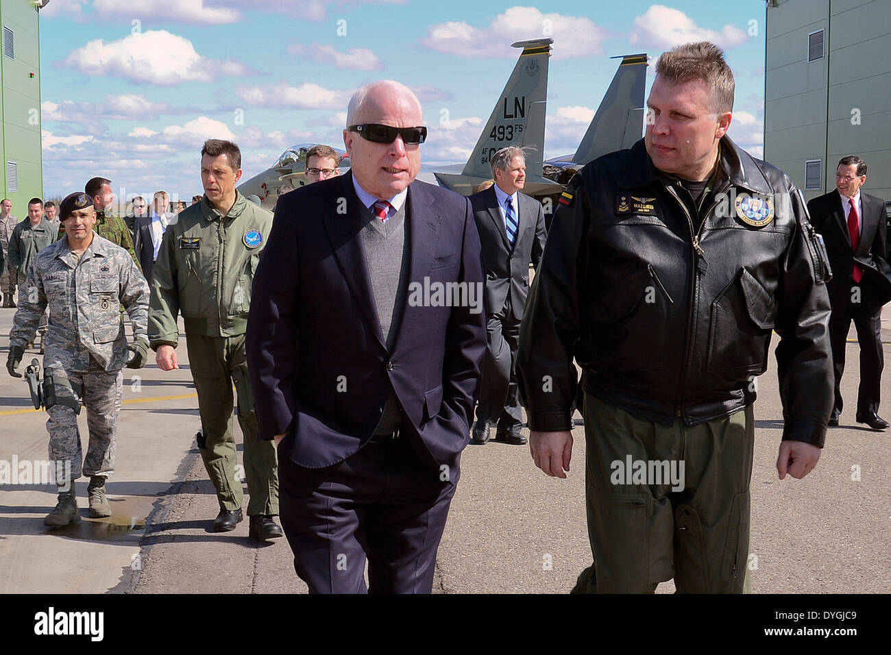 Noi il senatore John McCain parla con il Mag. Gen. Edvardas Maeikis, Lituana Air force commander, a Siauliai Air Base Aprile 16, 2014 in Siauliai, Lituania. McCain e altri due senatori stanno visitando il Mar Baltico i membri della NATO per mostrare il loro sostegno durante la crisi ucraina. Foto Stock