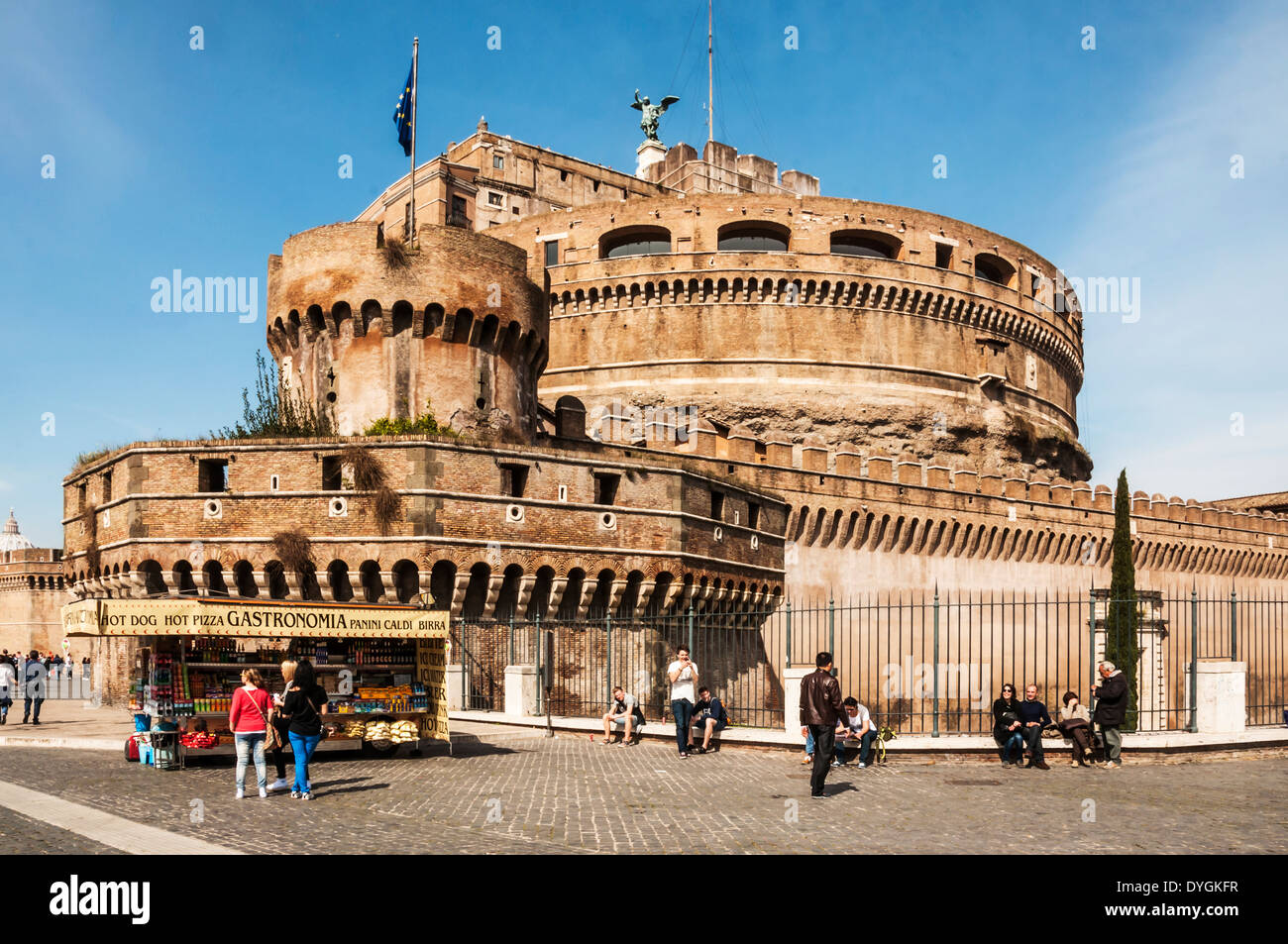 Vista del San Elmo accanto al fiume Tevere Foto Stock