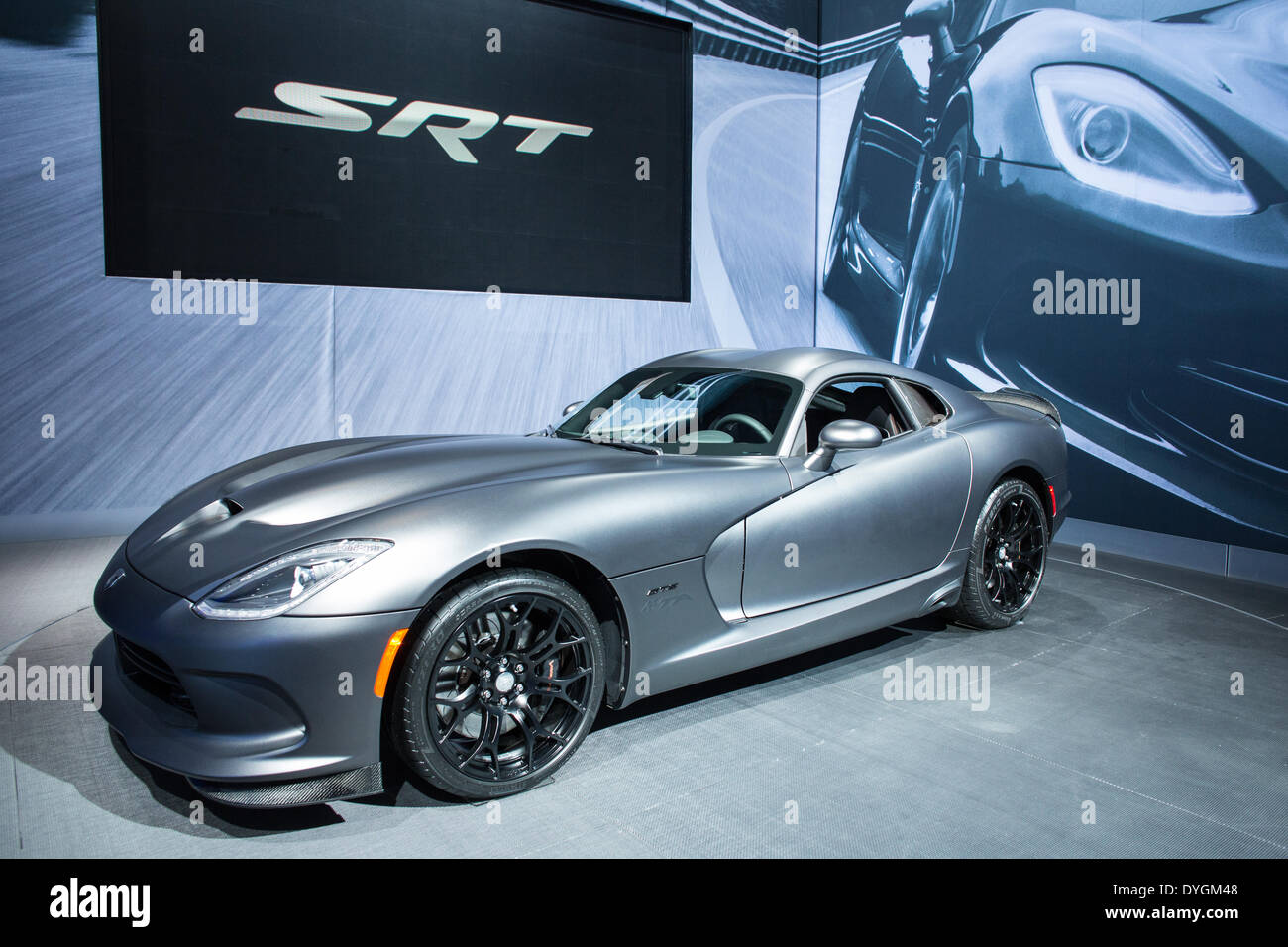 New York, NY - 16 aprile 2014. SRT-strada e Racing Technology presenta la sua personalizzata 2014 Dodge Viper GTS. La vettura è uno di soltanto 10 nella sua anodizzato edizione di carbonio. Credit: Ed Lefkowicz/Alamy Live News Foto Stock