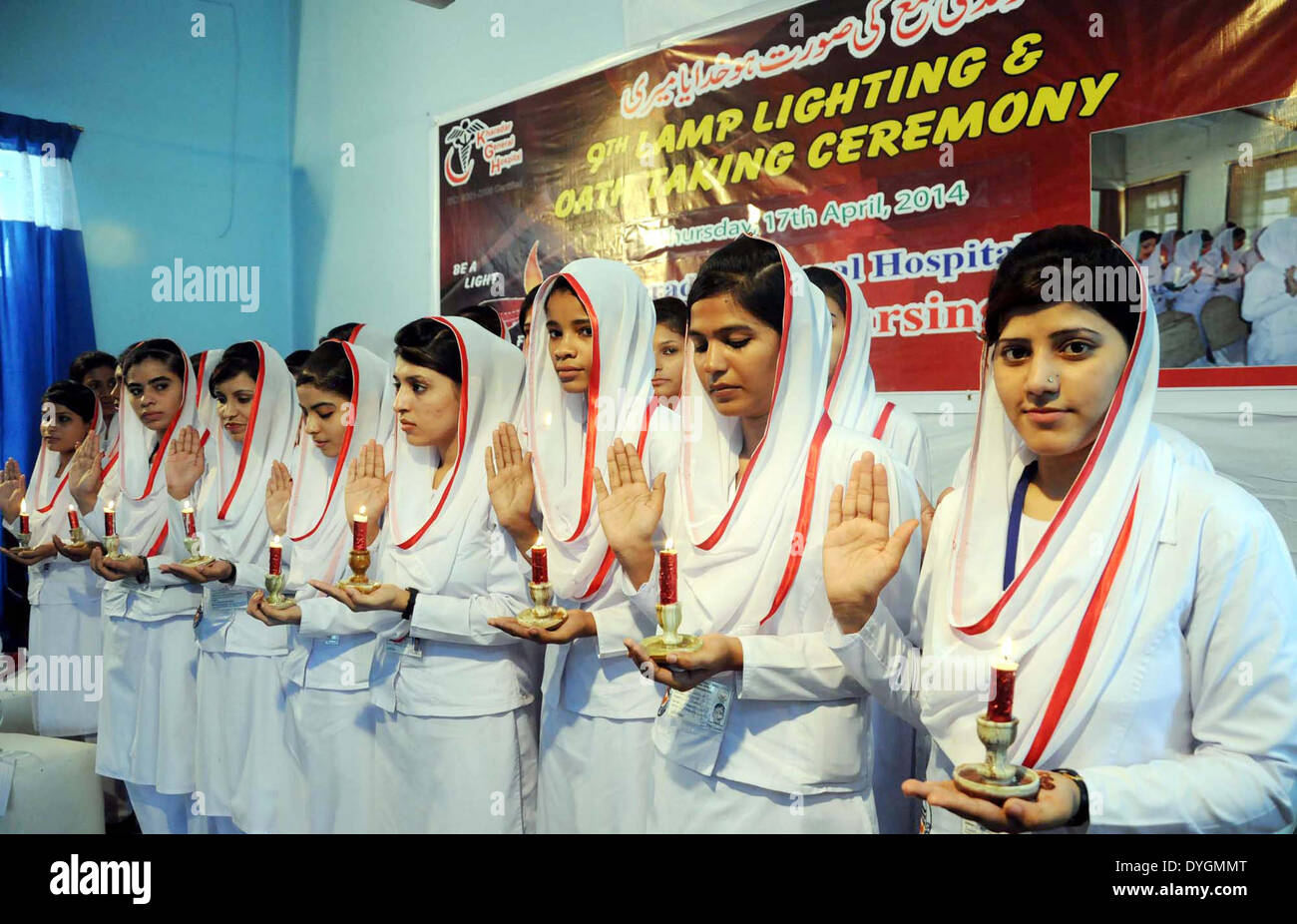 Gli infermieri di Kharadar General Hospital e Scuola tenere alleggerita candele e amministrare giuramento durante '9 lampada di illuminazione e giuramento" cerimonia tenutasi a KGH premessa a Karachi il giovedì, 17 aprile 2014. Foto Stock