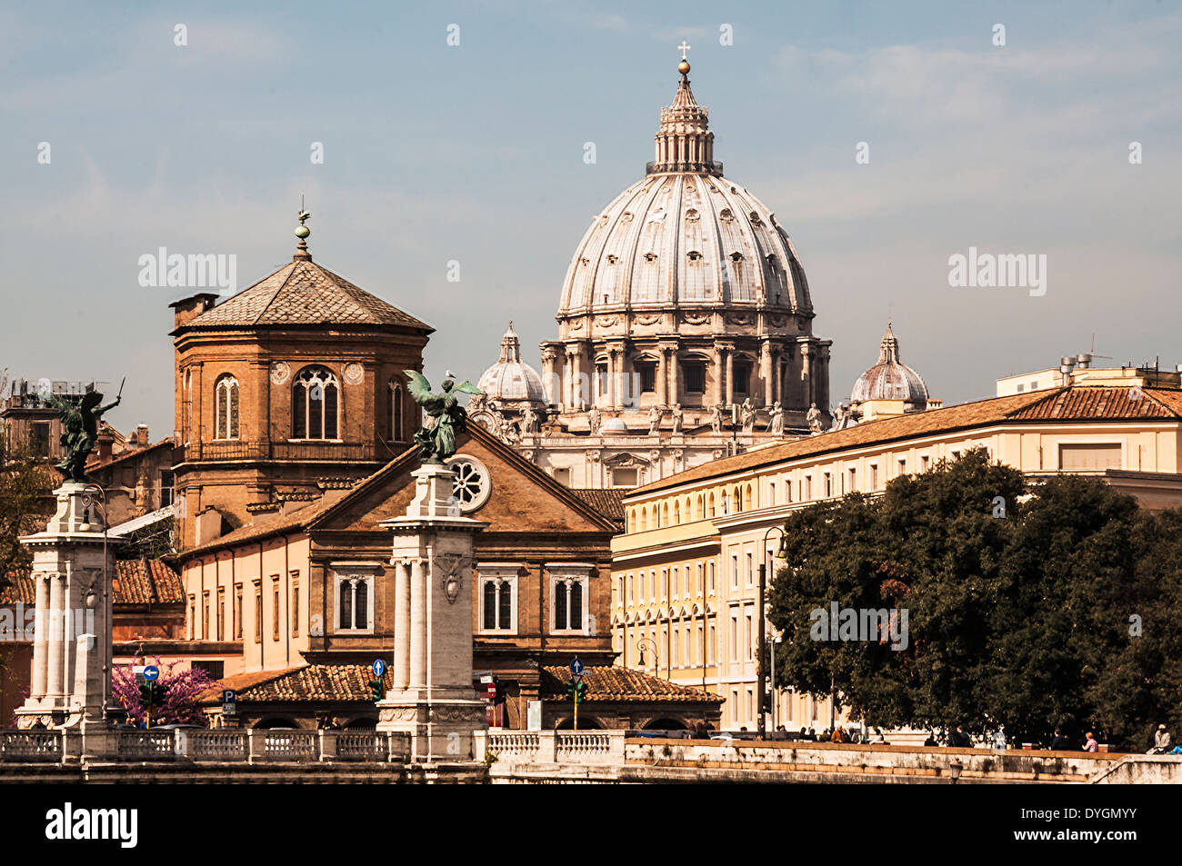 Vista del paesaggio urbano di Roma e la cupola di San Pietro Foto Stock