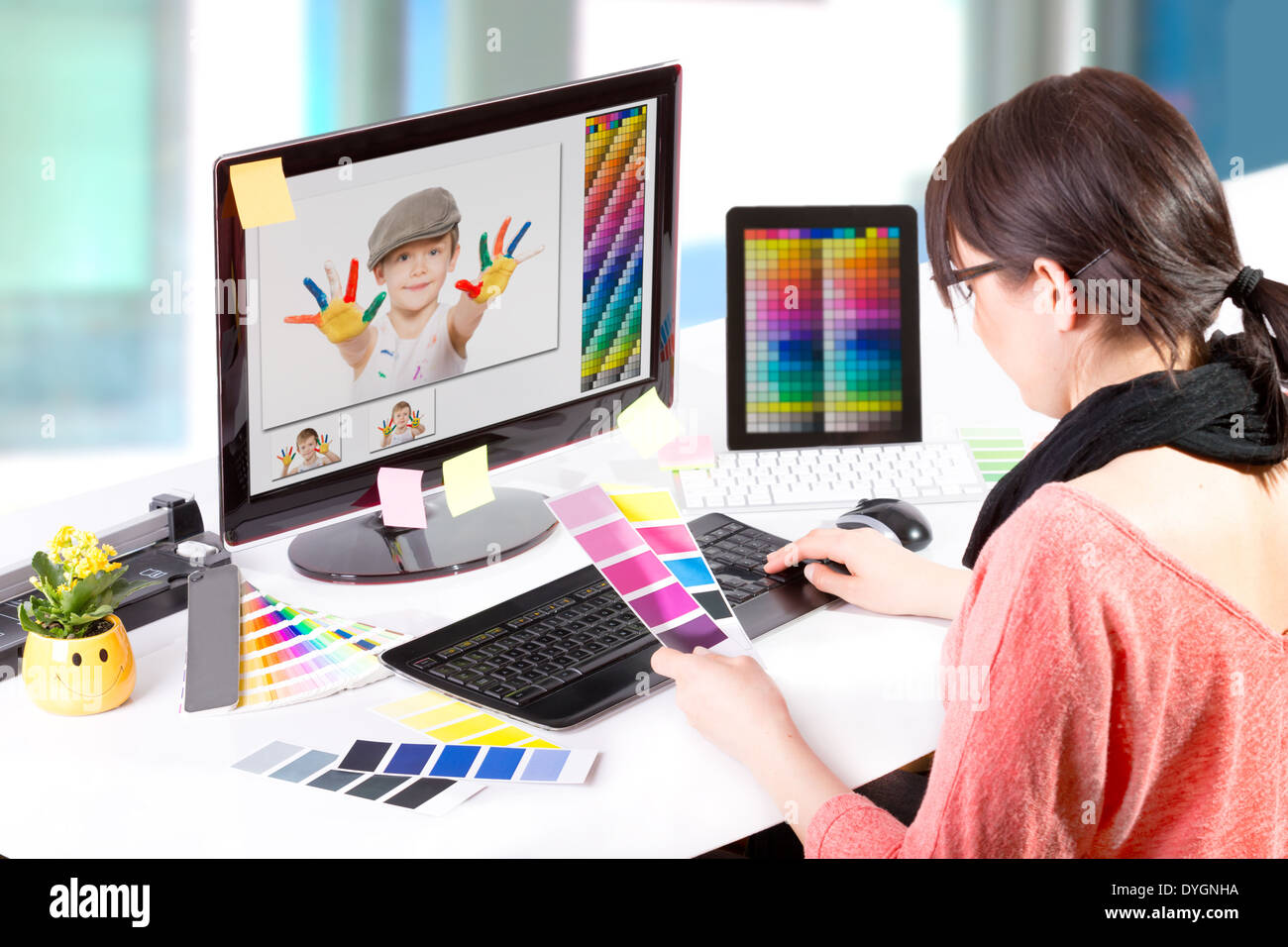 Graphic designer al lavoro. Campione di colore dei campioni. Foto Stock