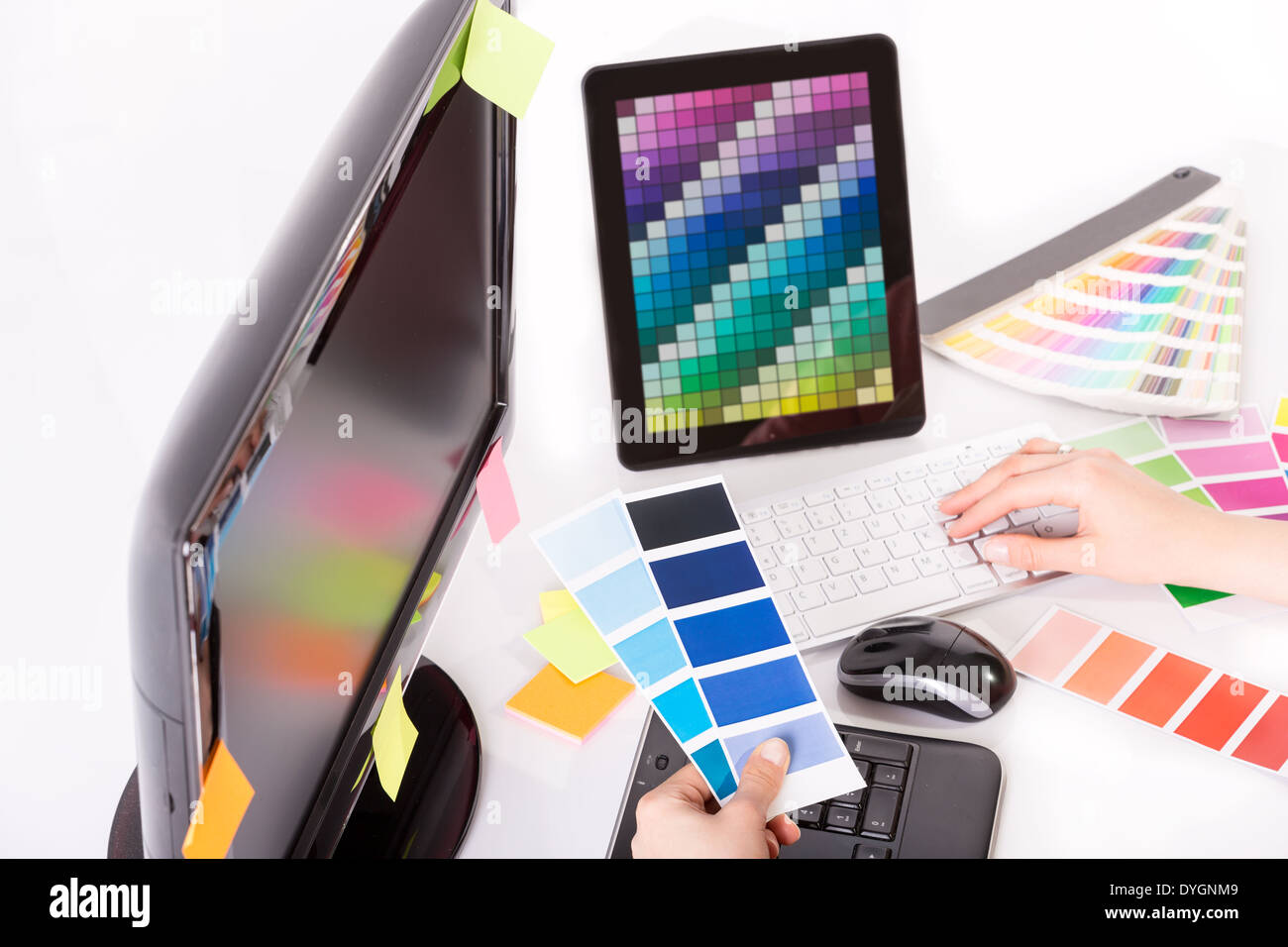 Graphic designer al lavoro. Campione di colore dei campioni. Foto Stock