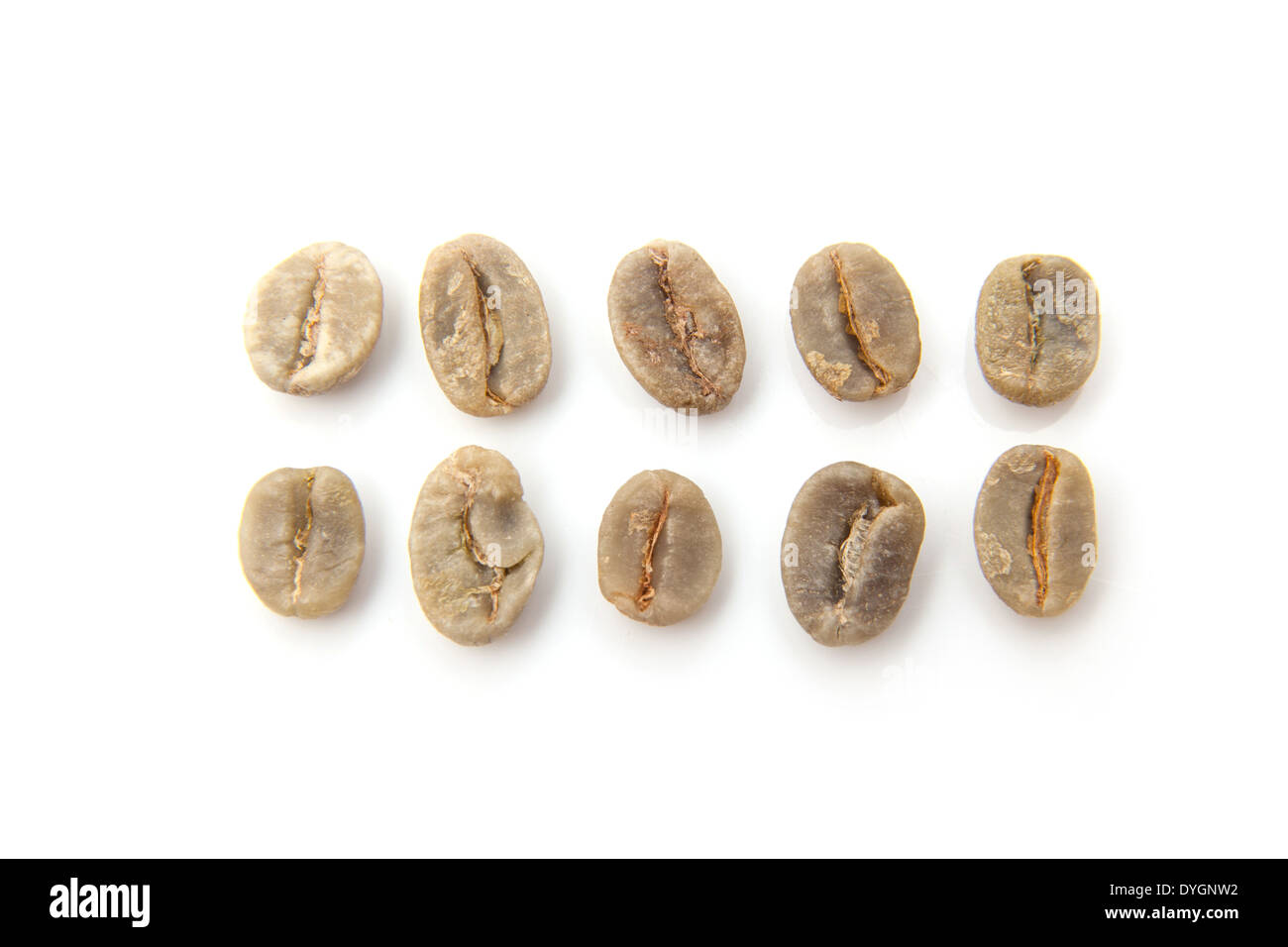 Arabica verde i chicchi di caffè isolato su un bianco di sfondo per studio. Foto Stock