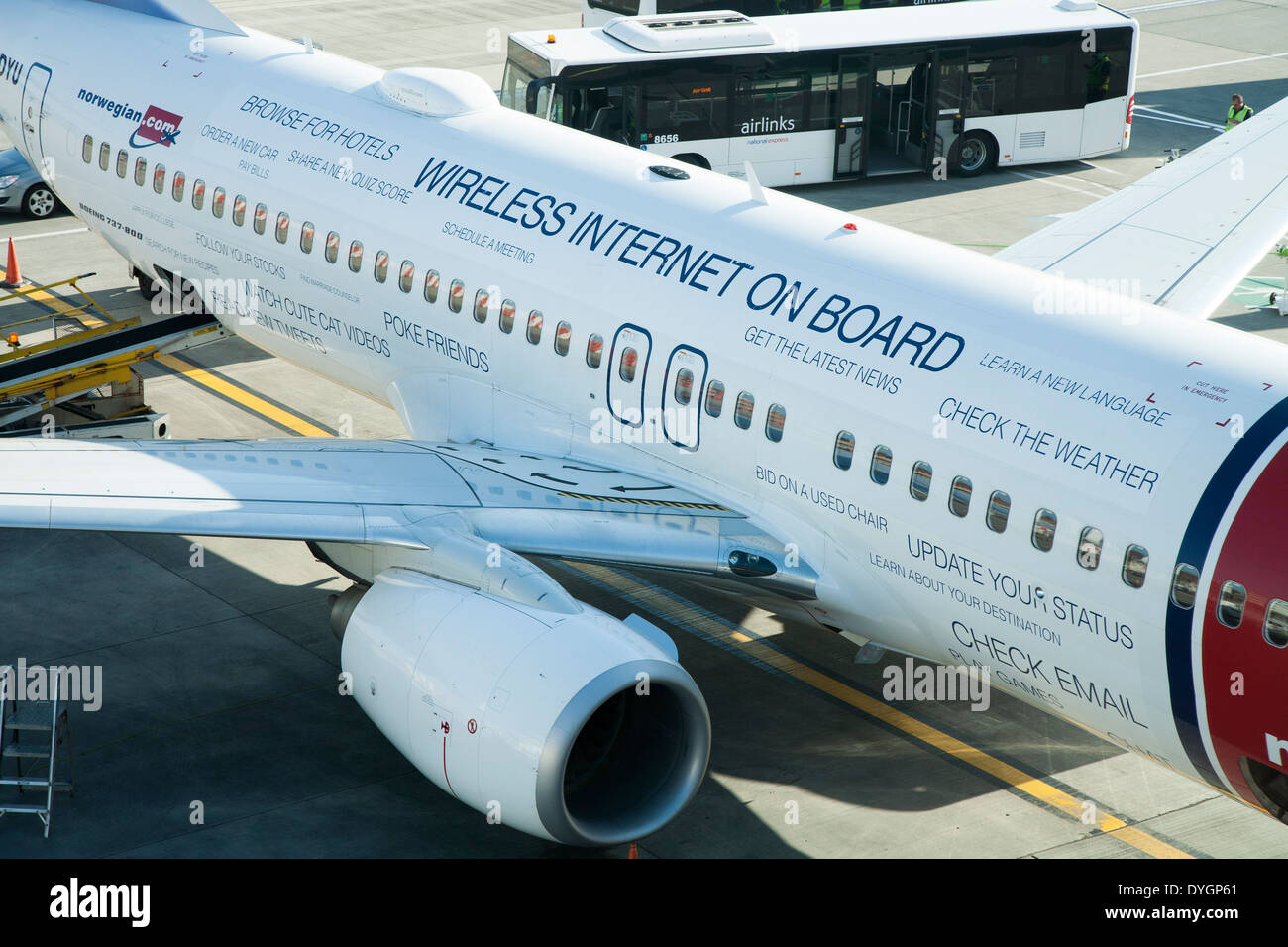 Norwegian.com aeroplano / piano verniciato per promuovere / pubblicizzare gratuitamente mobile internet wifi per i passeggeri a bordo dell aeromobile Foto Stock
