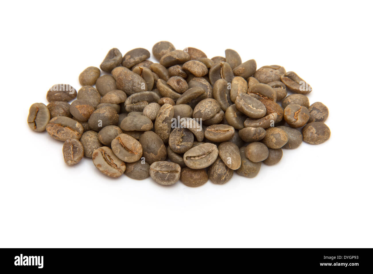 Arabica verde i chicchi di caffè isolato su un bianco di sfondo per studio. Foto Stock