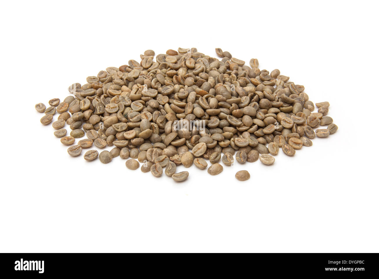 Verde Aribica raw i chicchi di caffè prima di tostatura, isolato su un bianco di sfondo per studio. Foto Stock