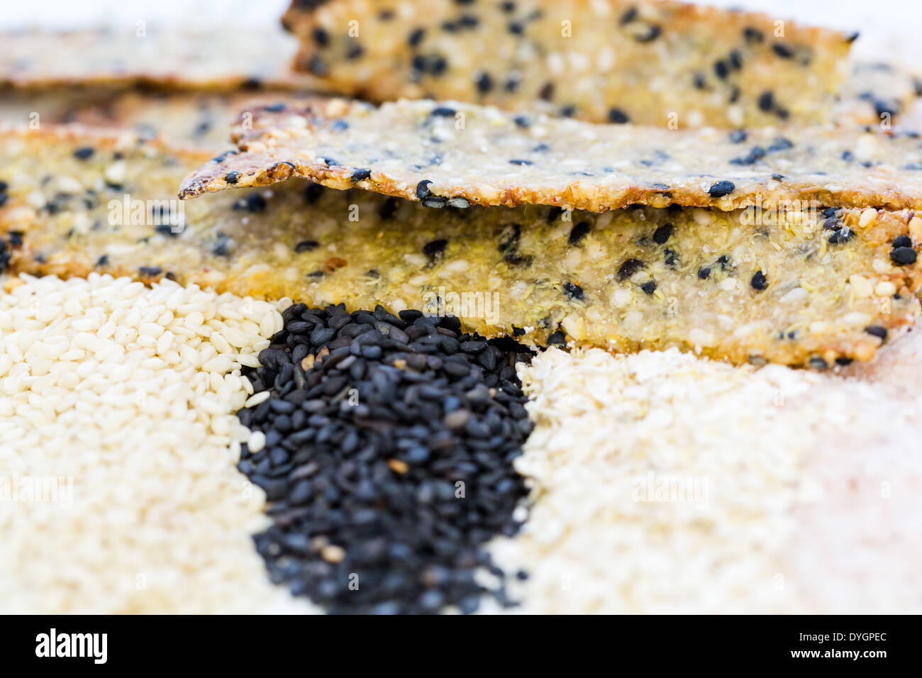 Senza glutine crackers con semi e la quinoa fiocchi. Foto Stock