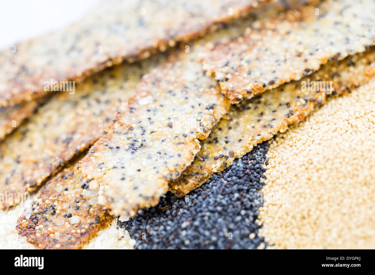 Senza glutine crackers con semi e la quinoa fiocchi. Foto Stock