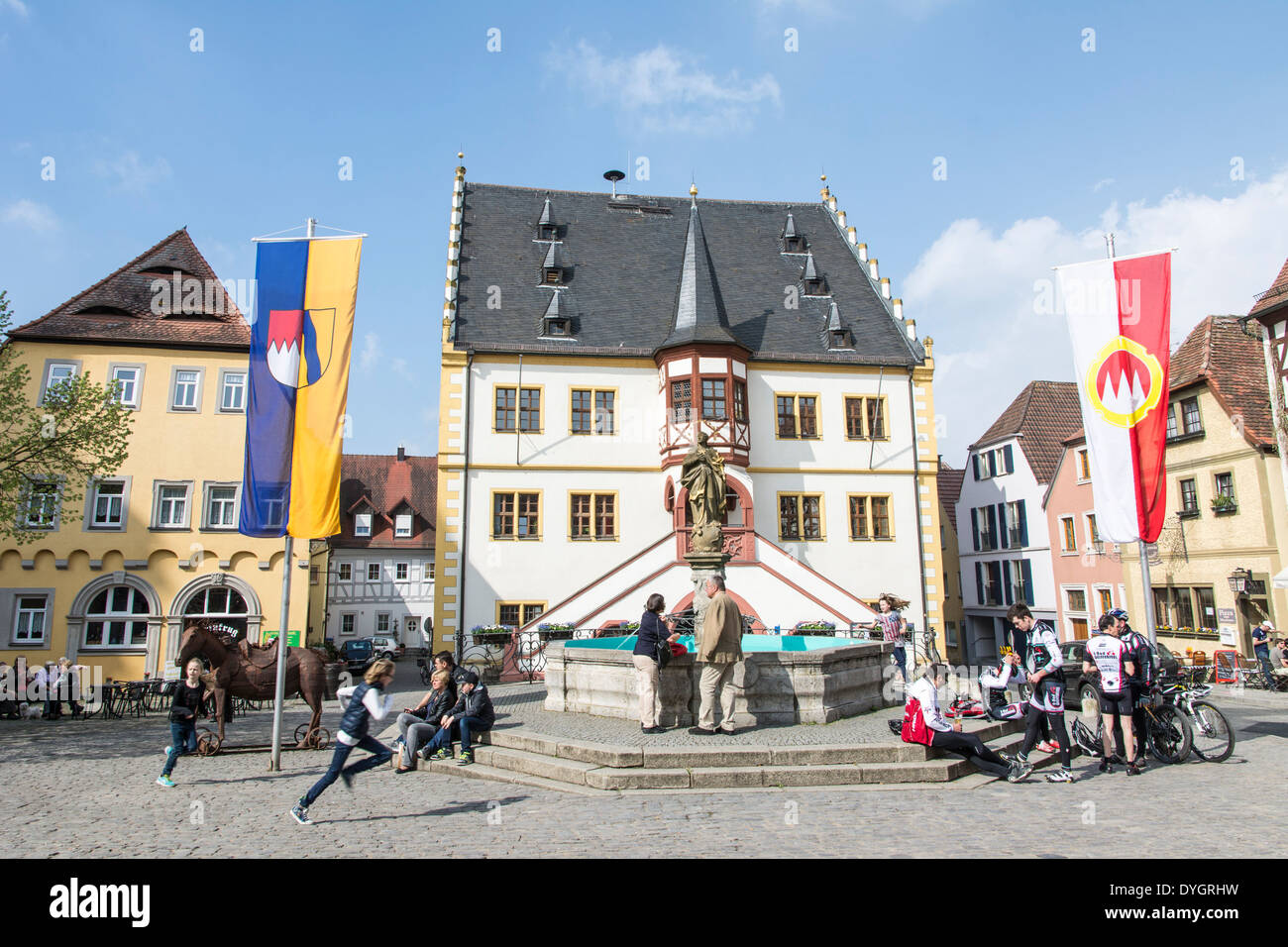 I turisti presso la piazza del mercato di Volkach, Germania Foto Stock