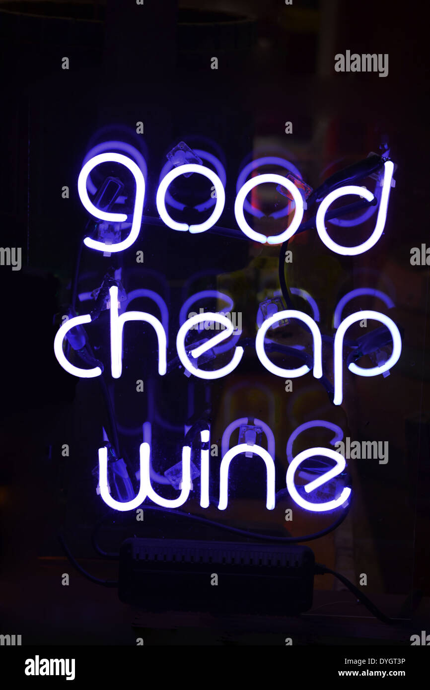 Un neon bianco della lettura del segno buon vino economico Foto Stock