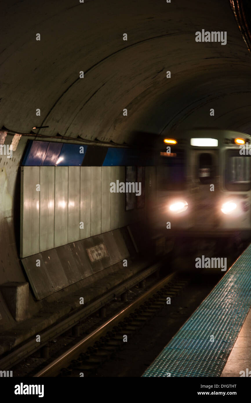 Chicago, Illinois, USA, il 23 giugno 2012, alla metropolitana enterng Lago Clark sulla linea blu Foto Stock