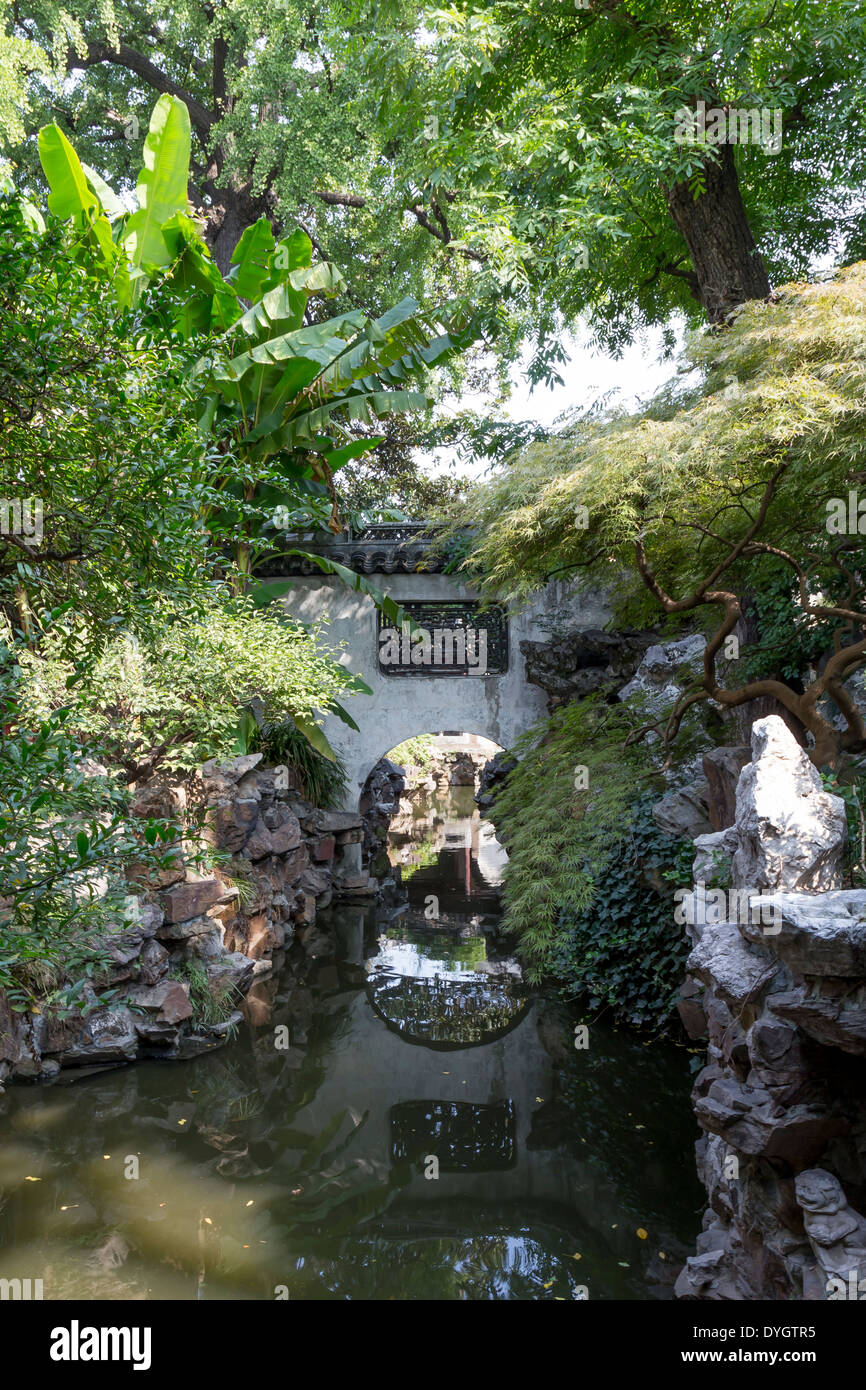 Cina Vecchia Shanghai Il Giardino Yu Yuan Bazaar vista canale Foto Stock