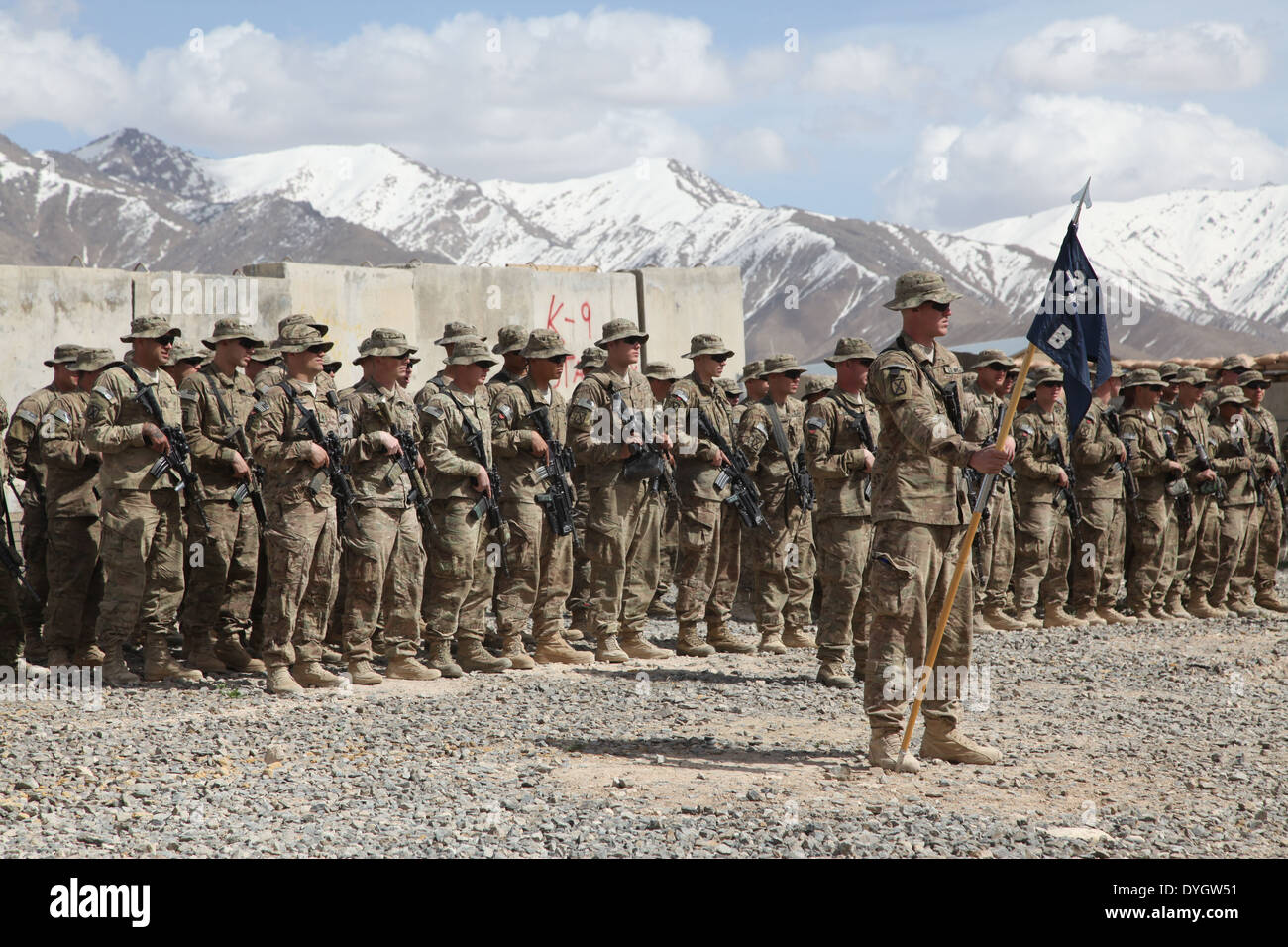I soldati USA con il decimo Montagna divisione stand ad attenzione prima di una cerimonia di premiazione tenutasi a inoltrare una base operativa Sultan Kheyl Aprile 16, 2014 in provincia di Wardak, Afghanistan. Foto Stock