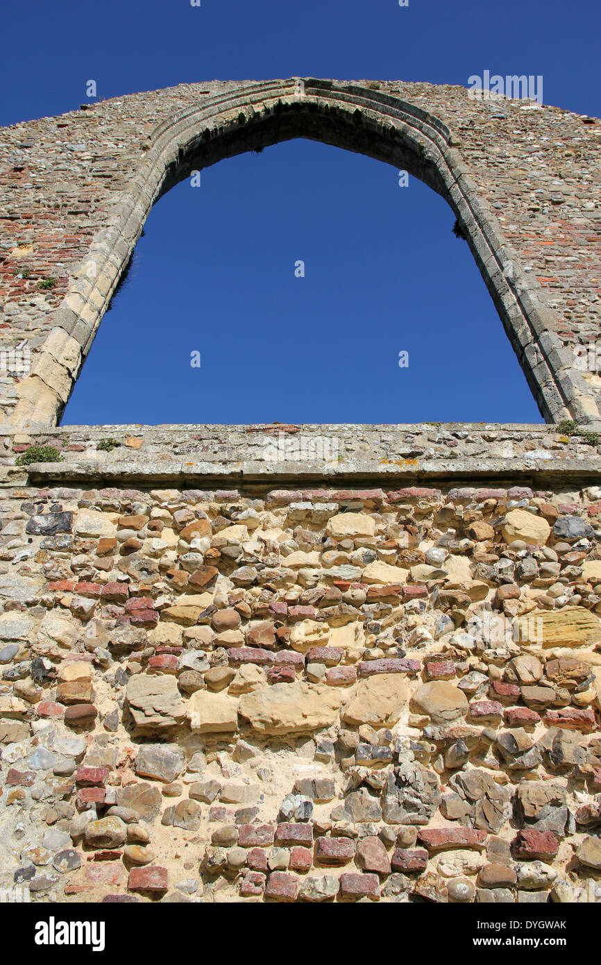 Arco nella parete di fondo della chiesa presso a Leiston Abbey, Suffolk Foto Stock