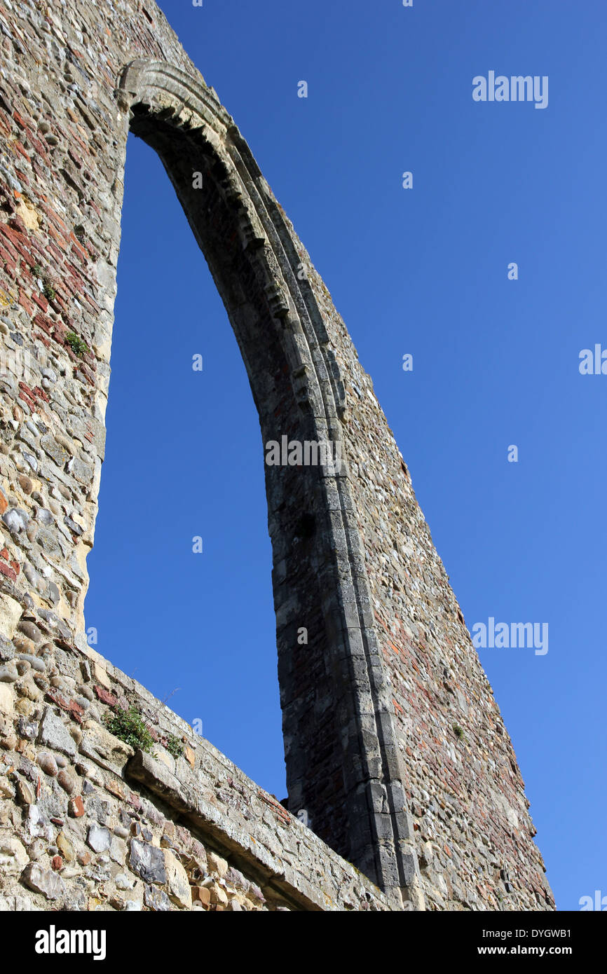 Arco nella parete di fondo della chiesa presso a Leiston Abbey, Suffolk Foto Stock