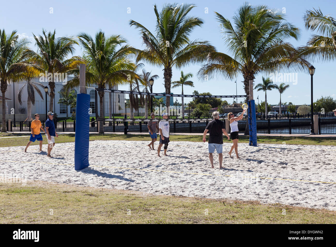 Outdoor Beach Volleyball gioco in Punta Gorda, Florida, Stati Uniti d'America Foto Stock