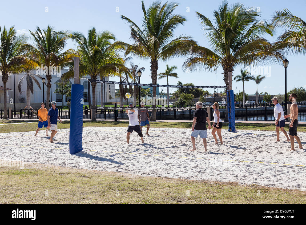 Outdoor Beach Volleyball gioco in Punta Gorda, Florida, Stati Uniti d'America Foto Stock