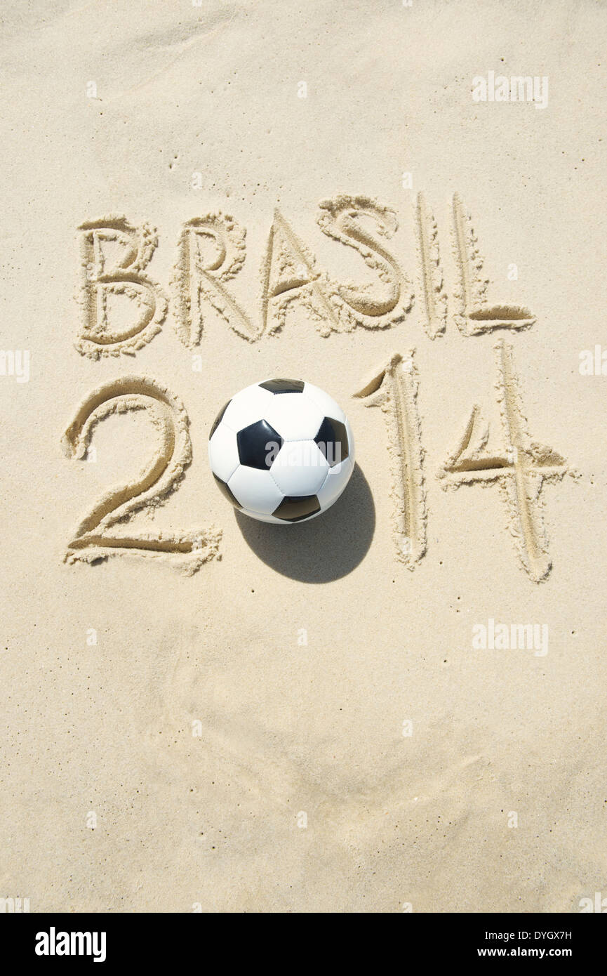Messaggio scritto a mano per Brasil 2014 realizzato con calcio pallone da  calcio in bright sunny beach in Rio de Janeiro in Brasile Foto stock - Alamy