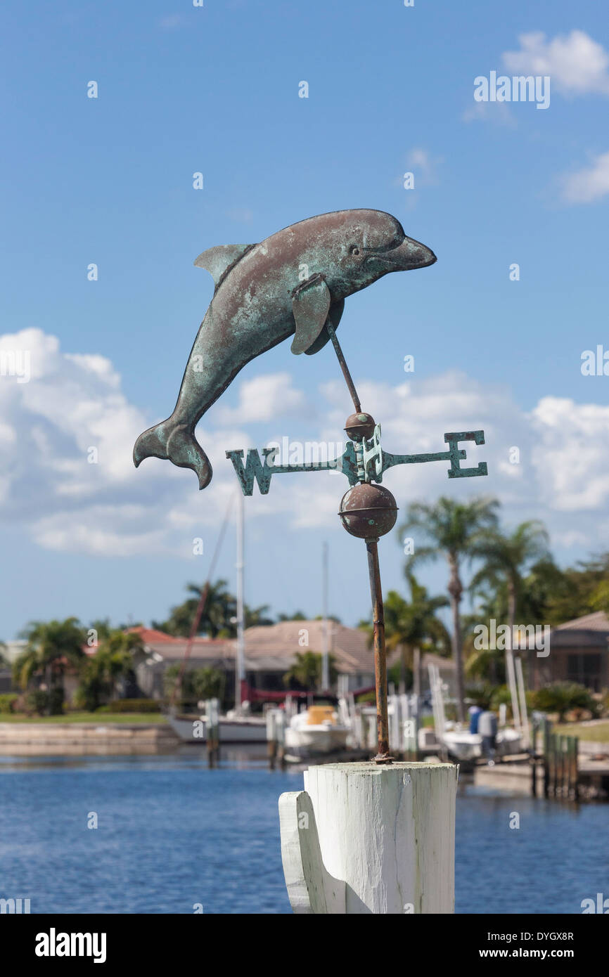 Residenziale privata Canal Dock anteriore con Dolphin Banderuola, Punta Gorda, FL, Stati Uniti d'America Foto Stock