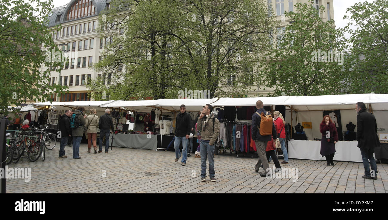 Cielo grigio vista, di verdi alberi edifici, gente che passeggia, uomo di fumare sigarette, sabato le bancarelle del mercato, Hackescher Markt Berlin Foto Stock