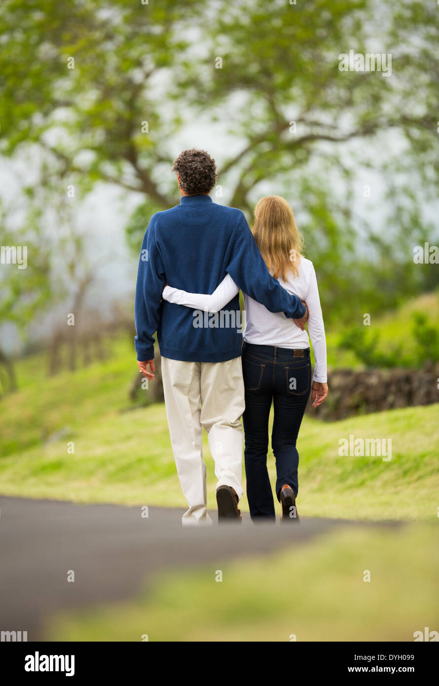 Coppia media età matura in amore passeggiate in campagna Foto Stock